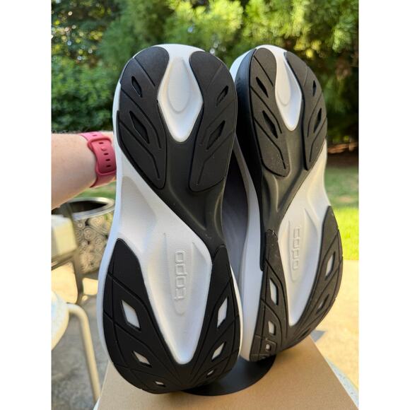 NWT Topo Athletic Aura Running Shoes White Gray Size 10 main image 5